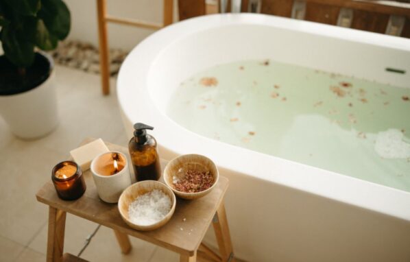 Tips om je badkamer extra voordelig om te toveren in een spa